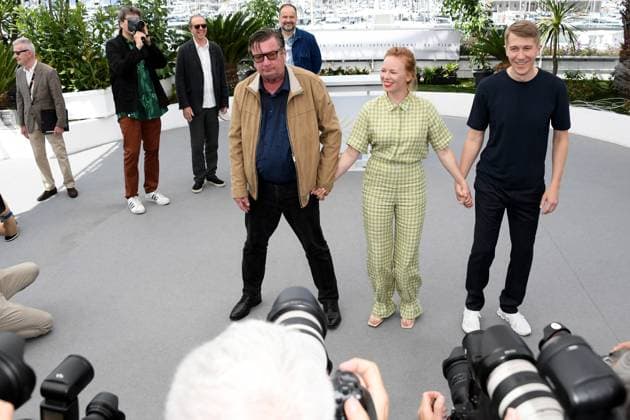 76th Cannes Film Festival 2023, Photocall film Kuollet Lehdt (Fallen Leaves) . Pictured: Alma Poysti, Aki Kaurismäki, Jussi Vatanen  Copyright: xAlbertoxTerenghi PoolxPhotoxEvenx xPoolxPhotoxEventsx01x IPA_IPA38152227