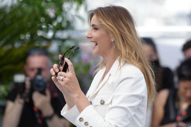 Clotilde Courau CELEBRITES : 76 eme festival de Cannes - Photocall du film Â« Le Theoreme De Marguerite (Marguerite s Theorem) Â» - Cannes - 23 05 2023 NorbertScanella Panoramic 