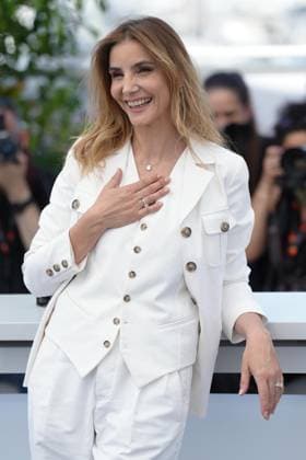 Clotilde Courau CELEBRITES : 76 eme festival de Cannes - Photocall du film Â« Le Theoreme De Marguerite (Marguerite s Theorem) Â» - Cannes - 23 05 2023 NorbertScanella Panoramic 