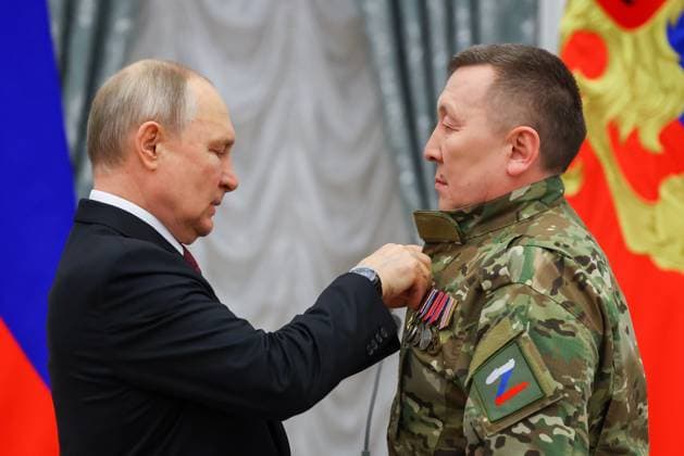 RUSSIA, MOSCOW - MAY 23, 2023: Russia s President Vladimir Putin awards the Hero of Russia title to Bars volunteer unit officer Alexander Kolesov during a ceremony to present state decorations at the Moscow Kremlin. Vyacheslav Prokofyev TASS  59317276