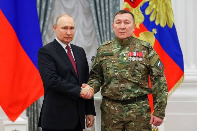 RUSSIA, MOSCOW - MAY 23, 2023: Russia s President Vladimir Putin awards the Hero of Russia title to Bars volunteer unit officer Alexander Kolesov during a ceremony to present state decorations at the Moscow Kremlin. Vyacheslav Prokofyev TASS  59317278
