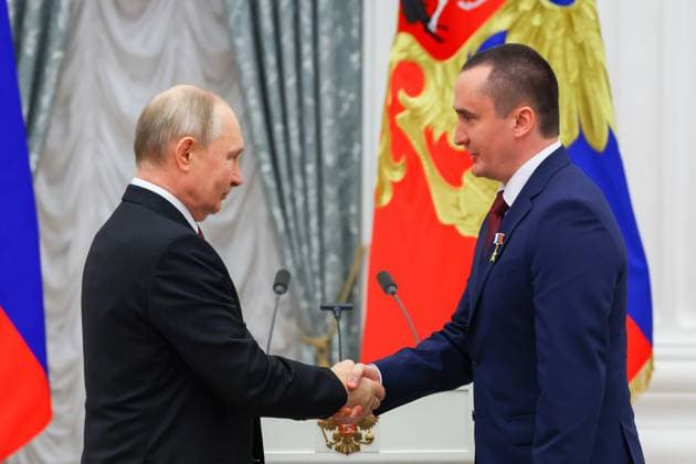 RUSSIA, MOSCOW - MAY 23, 2023: Russia s President Vladimir Putin awards the Hero of Russia and Honorary Space Pilot titles to Roscosmos Cosmonaut Corps member Pyotr Dubrov during a ceremony to present state decorations at the Moscow Kremlin. Vyacheslav Prokofyev TASS  59317449