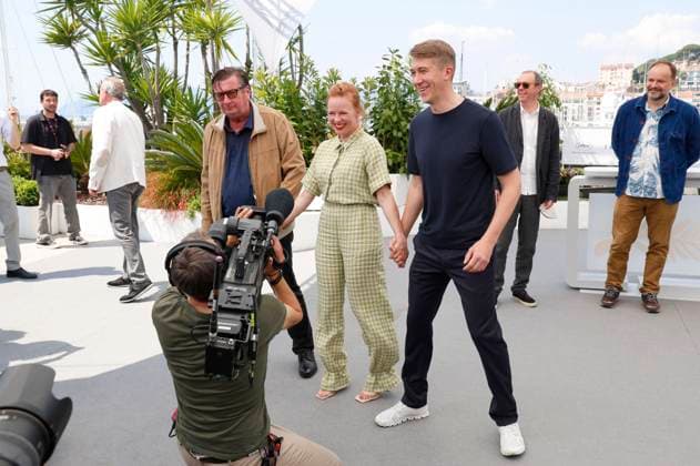 Aki Kaurismäki, Alma Pöysti and Jussi Vatanen at the photocall for the feature film Kuolleet lehdet Fallen Leaves at the Festival de Cannes 2023 76 Cannes International Film Festival at the Palais des Festivals Cannes, 23 05 2023 Foto:xD.xBedrosianx xFuturexImage