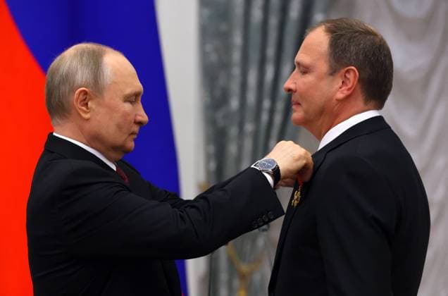 Russia Putin State Awards Presentation 8440303 23.05.2023 Russian President Vladimir Putin awards head of the Central Museum of the Great Patriotic War, Alexander Shkolnik with the Order of Alexander Nevsky during a ceremony to present state decorations for achievements in the field of culture, cosmonautics, education and other areas at the Kremlin s St. Catherine Hall in Moscow, Russia. Vyacheslav Prokofyev POOL Moscow Russia  Copyright: xVyacheslavxProkofyevx