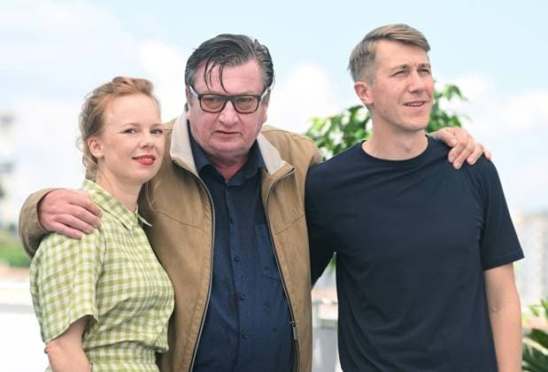 Finnish actress Alma Poysti, director Aki Kaurismaki and actor Jussi Vatanen attend a photo call for Fallen Leaves at the 76th Cannes Film Festival at Palais des Festivals in Cannes, France on Tuesday, May 23, 2023.  CAN20230523124 RUNExHELLESTAD
