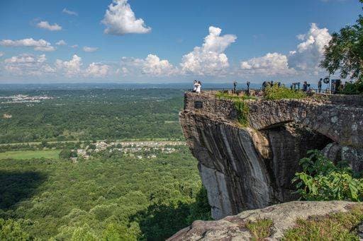 A vertical shot of the Rock City Gardens on Lookout Mountain, which is main attraction for visitors *** einer hoch erschossen des der Fels Stadt Gärten am Ausschau Mountain, welche ist wichtigsten Attraktion für Besucher 7321295 RECORD DATE NOT STATED