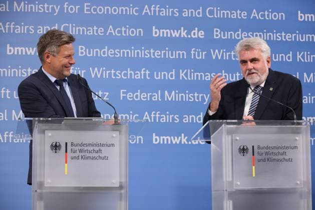 Habeck und Wind Gipfel 23.05.2023, Germanay, Berlin,Pressekonferenz, Bundeswirtschaftsministerium , Bundesmninister Robert Habeck nach dem Wind Gipfel , Teilnehmer, Bundesminister für Wirtschaft und Klimaschutz Robert Habeck, Minister für Wissenschaft, Energie, Klimaschutz und Umwelt des Landes Sachsen-Anhalt und Vorsitzender der Energieministerkonferenz, Armin Willingmann, Präsidentin des Bundesverband WindEnergie, Bärbel Heidebroek und Vorsitzender der Hauptgeschäftsführung des Bundesverbandes der Energie- und Wasserwirtschaft, Kerstin Andreae Berlin Berlin Germany *** Habeck and Wind Summit 23 05 2023, Germanay, Berlin,Press Conference, Federal Ministry of Economics , Federal Minister Robert Habeck after the Wind Summit , Participants