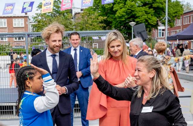23-05-2023 The Hague Queen Maxima with Dennis Wiersma, minister voor Primair en Voortgezet Onderwijs, attend the launch of the cooperation between More Music in the Classroom and the Ministry of Education, Culture and Science in the context of cultural offerings at and after school to promote equality of opportunity in the Kindcentrum in The Hague. Â  Copyright: xPPEx