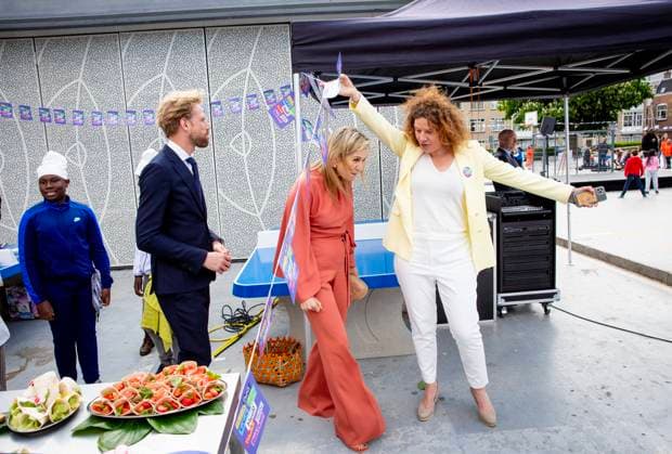 23-05-2023 The Hague Queen Maxima with Dennis Wiersma, minister voor Primair en Voortgezet Onderwijs, attend the launch of the cooperation between More Music in the Classroom and the Ministry of Education, Culture and Science in the context of cultural offerings at and after school to promote equality of opportunity in the Kindcentrum in The Hague. Â  Copyright: xPPEx