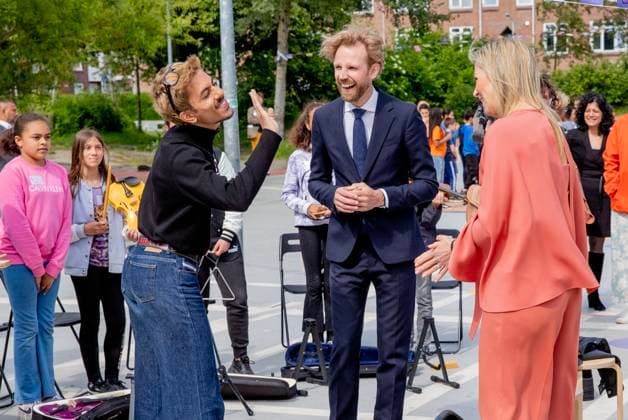 23-05-2023 The Hague Queen Maxima with Dennis Wiersma, minister voor Primair en Voortgezet Onderwijs, attend the launch of the cooperation between More Music in the Classroom and the Ministry of Education, Culture and Science in the context of cultural offerings at and after school to promote equality of opportunity in the Kindcentrum in The Hague. Â  Copyright: xPPEx
