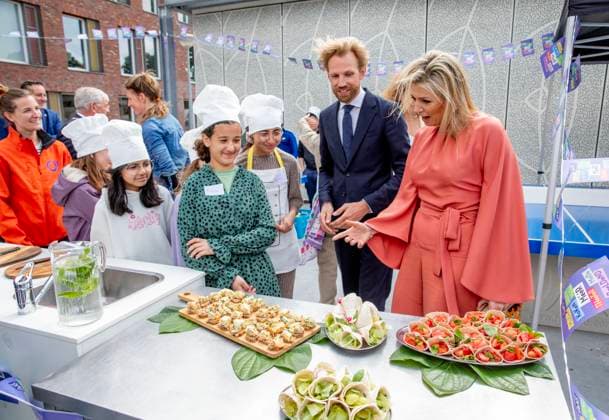 23-05-2023 The Hague Queen Maxima with Dennis Wiersma, minister voor Primair en Voortgezet Onderwijs, attend the launch of the cooperation between More Music in the Classroom and the Ministry of Education, Culture and Science in the context of cultural offerings at and after school to promote equality of opportunity in the Kindcentrum in The Hague. Â  Copyright: xPPEx