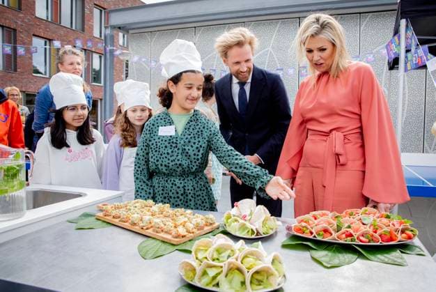23-05-2023 The Hague Queen Maxima with Dennis Wiersma, minister voor Primair en Voortgezet Onderwijs, attend the launch of the cooperation between More Music in the Classroom and the Ministry of Education, Culture and Science in the context of cultural offerings at and after school to promote equality of opportunity in the Kindcentrum in The Hague. Â  Copyright: xPPEx