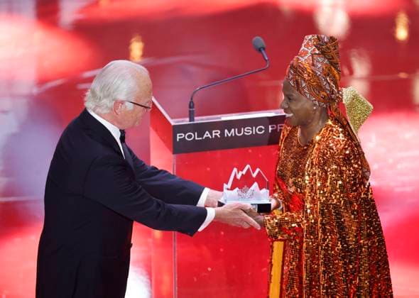 STOCKHOLM 20230523 AngÃ lique Kidjo receives his award from King Carl Gustaf at the presentation of the 2023 Polar Prize at the Grand Hotel in Stockholm on Tuesday Stockholm SWEDEN x10430x  Copyright: xChristinexOlsson TTx POLARPRISET 2023 TTABB0000000000189152