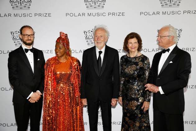 STOCKHOLM 20230523 Michael Pärt, son of laureate Arvo Pärt, laureate AngÃ lique Kidjo, laureate Chris Blackwell, Queen Silvia and King Carl Gustaf pose for a group photo when the Polar Prize 2023 is awarded at the Grand Hotel in Stockholm on Tuesday Stockholm SWEDEN x10430x  Copyright: xChristinexOlsson TTx POLAR MUSIC PRIZE 2023 GNMAxkgxr4c