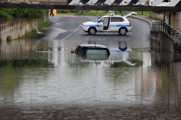 Bilder des Jahres 2023, News 05 Mai News Themen der Woche KW21 News Bilder des Tages Rieti, 23 May 2023. A violent storm hit Rieti this afternoon, causing flooding of cellars and garages and disruption to traffic. The underpass near the police station in which a car was blocked was flooded, except for the people who were inside. Rieti, May 23, 2023. A violent cloudburst hit Rieti this afternoon causing flooding of cellars and garages and disruption to the road system. Flooded the underpass near the Police Headquarters in which a car was stranded, saving the people inside.  Copyright: xGIANLUCAxVANNICELLIx xipa-agencyx xx IPA_IPA38162355