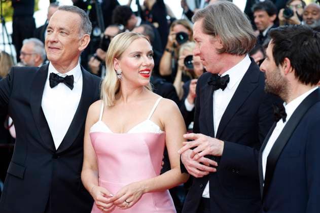 Tom Hanks, Scarlett Johansson and Wes Anderson at the premiere of the feature film Asteroid City at the Festival de Cannes 2023 76 Cannes International Film Festival at the Palais des Festivals Cannes, 23 05 2023. Foto:xD.xBedrosianx xFuturexImage