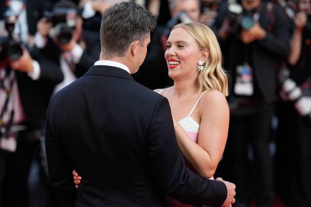 The Asteroid City Red Carpet Premiere at the 76th Edition of the Cannes Film Festival Actress Scarlett Johansson and husband Colin Jost attend the movie screening and red carpet event for Asteroid City , directed by Wes Anderson, which is in competition, during the 76th edition of the Cannes Film Festival on May 23 2023, in Cannes, France Cannes Palace of Festivals and Congresses of Cannes Cannes France Copyright: xAlexandraxFechetex _ADR2005_1
