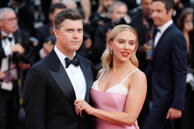 The Asteroid City Red Carpet Premiere at the 76th Edition of the Cannes Film Festival Actress Scarlett Johansson and husband Colin Jost attend the movie screening and red carpet event for Asteroid City , directed by Wes Anderson, which is in competition, during the 76th edition of the Cannes Film Festival on May 23 2023, in Cannes, France Cannes Palace of Festivals and Congresses of Cannes Cannes France Copyright: xAlexandraxFechetex _ADR2043