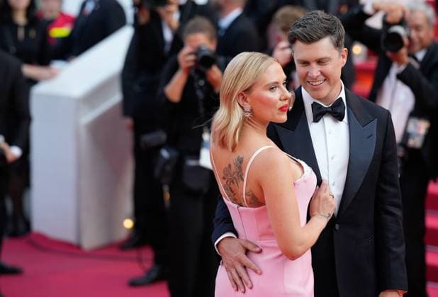 The Asteroid City Red Carpet Premiere at the 76th Edition of the Cannes Film Festival Actress Scarlett Johansson and husband Colin Jost attend the movie screening and red carpet event for Asteroid City , directed by Wes Anderson, which is in competition, during the 76th edition of the Cannes Film Festival on May 23 2023, in Cannes, France Cannes Palace of Festivals and Congresses of Cannes Cannes France Copyright: xAlexandraxFechetex _ADR2140