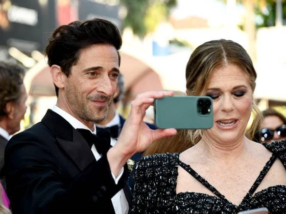 76th Cannes Film Festival 2023, evening 8 - Red Carpet film Asteroid City . In the photo Adrien Brody takes selfies with photographers  Copyright: xSimonexComix xipa-agency.netx xPoolxPhotoxEventsx01x IPA_IPA38165454