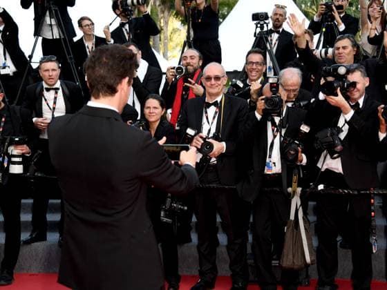 76th Cannes Film Festival 2023, evening 8 - Red Carpet film Asteroid City . In the photo Adrien Brody takes selfies with photographers  Copyright: xSimonexComix xipa-agency.netx xPoolxPhotoxEventsx01x IPA_IPA38165462