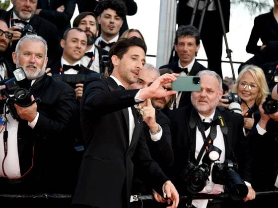 76th Cannes Film Festival 2023, evening 8 - Red Carpet film Asteroid City . In the photo Adrien Brody takes selfies with photographers  Copyright: xSimonexComix xipa-agency.netx xPoolxPhotoxEventsx01x IPA_IPA38165469
