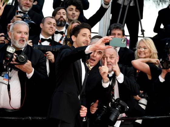 76th Cannes Film Festival 2023, evening 8 - Red Carpet film Asteroid City . In the photo Adrien Brody takes selfies with photographers  Copyright: xSimonexComix xipa-agency.netx xPoolxPhotoxEventsx01x IPA_IPA38165472