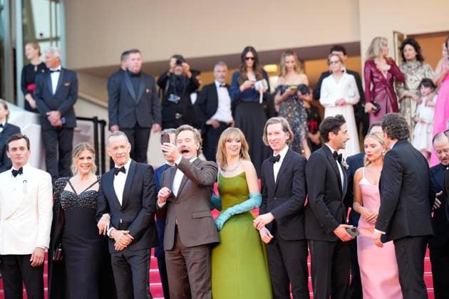 The Asteroid City Red Carpet Premiere at the 76th Edition of the Cannes Film Festival Director Wes Anderson and cast attend the movie screening and red carpet event for Asteroid City , directed by Wes Anderson, which is in competition, during the 76th edition of the Cannes Film Festival on May 23 2023, in Cannes, France Cannes Palace of Festivals and Congresses of Cannes Cannes France Copyright: xAlexandraxFechetex _ADR2763