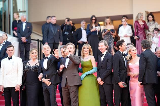 The Asteroid City Red Carpet Premiere at the 76th Edition of the Cannes Film Festival Director Wes Anderson and cast attend the movie screening and red carpet event for Asteroid City , directed by Wes Anderson, which is in competition, during the 76th edition of the Cannes Film Festival on May 23 2023, in Cannes, France Cannes Palace of Festivals and Congresses of Cannes Cannes France Copyright: xAlexandraxFechetex _ADR2764