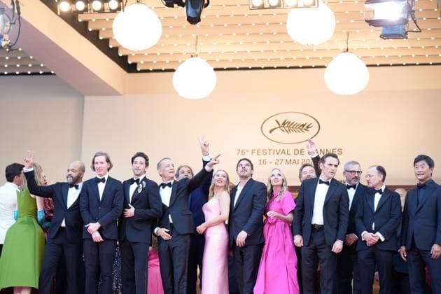The Asteroid City Red Carpet Premiere at the 76th Edition of the Cannes Film Festival Director Wes Anderson and cast attend the movie screening and red carpet event for Asteroid City , directed by Wes Anderson, which is in competition, during the 76th edition of the Cannes Film Festival on May 23 2023, in Cannes, France Cannes Palace of Festivals and Congresses of Cannes Cannes France Copyright: xAlexandraxFechetex _ADR2885
