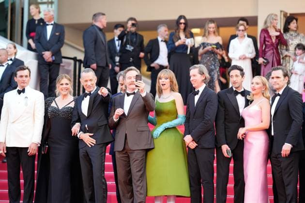 The Asteroid City Red Carpet Premiere at the 76th Edition of the Cannes Film Festival Director Wes Anderson and cast attend the movie screening and red carpet event for Asteroid City , directed by Wes Anderson, which is in competition, during the 76th edition of the Cannes Film Festival on May 23 2023, in Cannes, France Cannes Palace of Festivals and Congresses of Cannes Cannes France Copyright: xAlexandraxFechetex _ADR2771