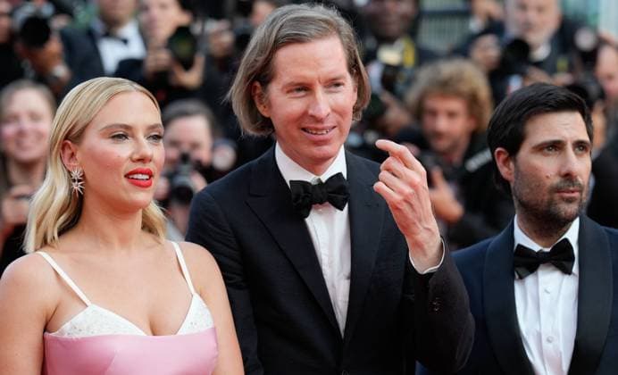 The Asteroid City Red Carpet Premiere at the 76th Edition of the Cannes Film Festival Director Wes Anderson, actress Scarlett Johansson, and actor Jason Schwartzman attend the movie screening and red carpet event for Asteroid City , directed by Wes Anderson, which is in competition, during the 76th edition of the Cannes Film Festival on May 23 2023, in Cannes, France Cannes Palace of Festivals and Congresses of Cannes Cannes France Copyright: xAlexandraxFechetex _ADR2458