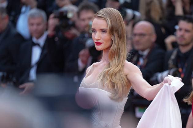 Rosie Huntington-Whiteley CELEBRITES : 76 eme festival de Cannes - Red Carpet du film Â« Asteroid City Â» - Cannes - 23 05 2023 NorbertScanella Panoramic 