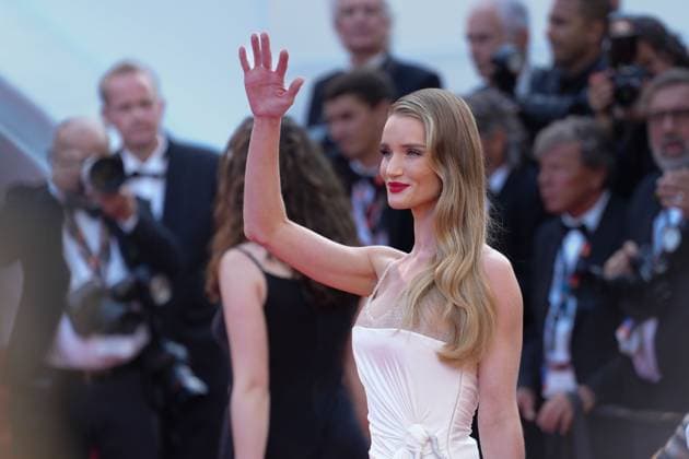 Rosie Huntington-Whiteley CELEBRITES : 76 eme festival de Cannes - Red Carpet du film Â« Asteroid City Â» - Cannes - 23 05 2023 NorbertScanella Panoramic 