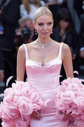 Leonie Hanne CELEBRITES : 76 eme festival de Cannes - Red Carpet du film Â« Asteroid City Â» - Cannes - 23 05 2023 NorbertScanella Panoramic 