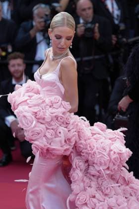 Leonie Hanne CELEBRITES : 76 eme festival de Cannes - Red Carpet du film Â« Asteroid City Â» - Cannes - 23 05 2023 NorbertScanella Panoramic 