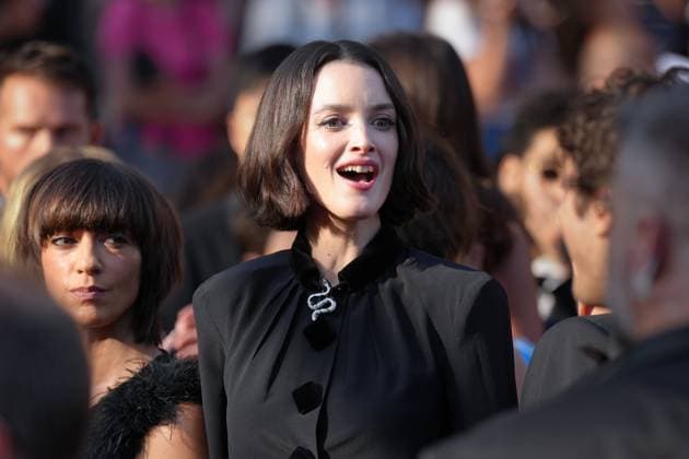 Charlotte Le Bon CELEBRITES : 76 eme festival de Cannes - Red Carpet du film Â« Asteroid City Â» - Cannes - 23 05 2023 NorbertScanella Panoramic 