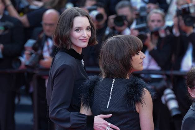 Charlotte Le Bon CELEBRITES : 76 eme festival de Cannes - Red Carpet du film Â« Asteroid City Â» - Cannes - 23 05 2023 NorbertScanella Panoramic 