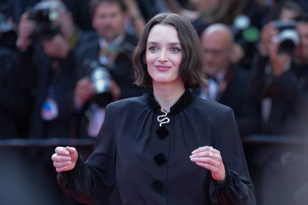 Charlotte Le Bon CELEBRITES : 76 eme festival de Cannes - Red Carpet du film Â« Asteroid City Â» - Cannes - 23 05 2023 NorbertScanella Panoramic 