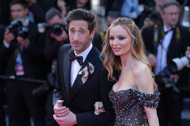 Adrien Brody - Georgina Chapman CELEBRITES : 76 eme festival de Cannes - Red Carpet du film Â« Asteroid City Â» - Cannes - 23 05 2023 NorbertScanella Panoramic 