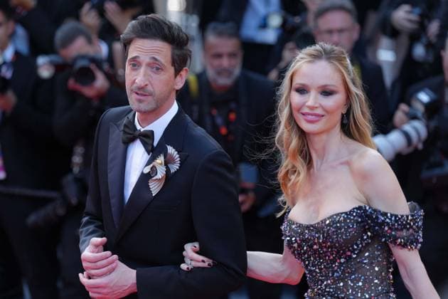 Adrien Brody - Georgina Chapman CELEBRITES : 76 eme festival de Cannes - Red Carpet du film Â« Asteroid City Â» - Cannes - 23 05 2023 NorbertScanella Panoramic 