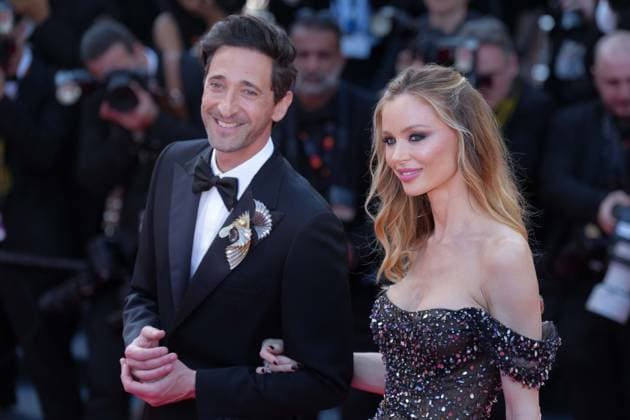 Adrien Brody - Georgina Chapman CELEBRITES : 76 eme festival de Cannes - Red Carpet du film Â« Asteroid City Â» - Cannes - 23 05 2023 NorbertScanella Panoramic 