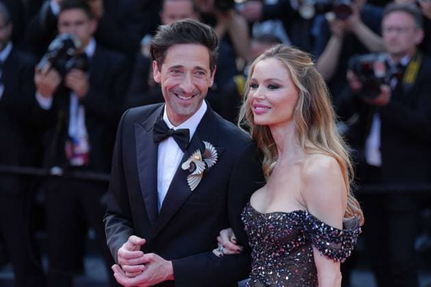 Adrien Brody - Georgina Chapman CELEBRITES : 76 eme festival de Cannes - Red Carpet du film Â« Asteroid City Â» - Cannes - 23 05 2023 NorbertScanella Panoramic 