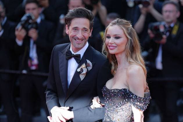 Adrien Brody - Georgina Chapman CELEBRITES : 76 eme festival de Cannes - Red Carpet du film Â« Asteroid City Â» - Cannes - 23 05 2023 NorbertScanella Panoramic 