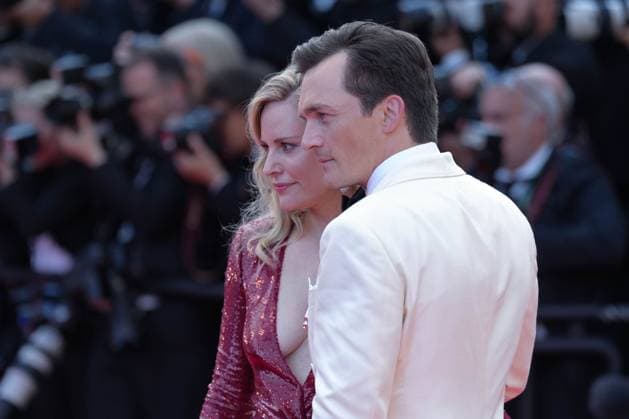 Aimee Mullins - Rupert Friend CELEBRITES : 76 eme festival de Cannes - Red Carpet du film Â« Asteroid City Â» - Cannes - 23 05 2023 NorbertScanella Panoramic 