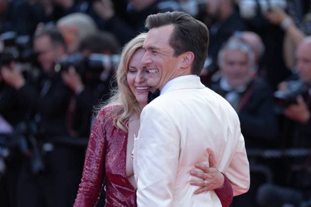 Aimee Mullins - Rupert Friend CELEBRITES : 76 eme festival de Cannes - Red Carpet du film Â« Asteroid City Â» - Cannes - 23 05 2023 NorbertScanella Panoramic 