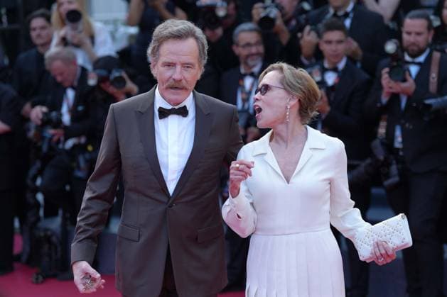 Bryan Cranston - Robin Dearden CELEBRITES : 76 eme festival de Cannes - Red Carpet du film Â« Asteroid City Â» - Cannes - 23 05 2023 NorbertScanella Panoramic 