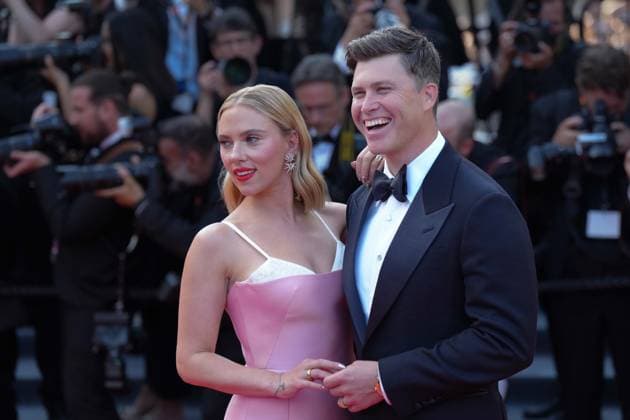 Scarlett Johansson - Colin Jost CELEBRITES : 76 eme festival de Cannes - Red Carpet du film Â« Asteroid City Â» - Cannes - 23 05 2023 NorbertScanella Panoramic 