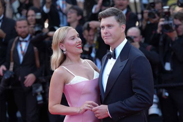 Scarlett Johansson - Colin Jost CELEBRITES : 76 eme festival de Cannes - Red Carpet du film Â« Asteroid City Â» - Cannes - 23 05 2023 NorbertScanella Panoramic 