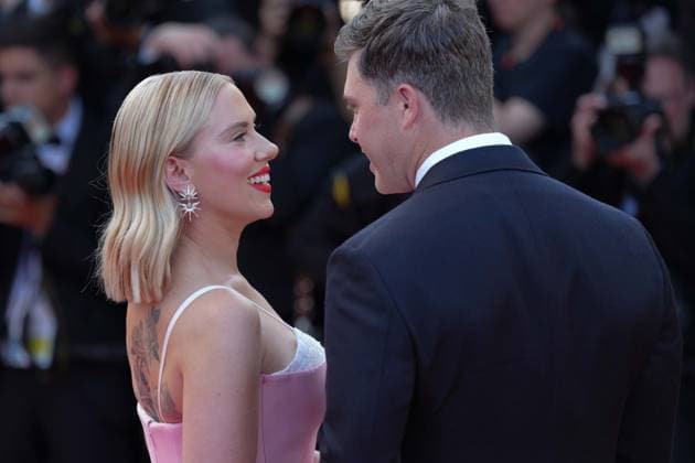 Scarlett Johansson - Colin Jost CELEBRITES : 76 eme festival de Cannes - Red Carpet du film Â« Asteroid City Â» - Cannes - 23 05 2023 NorbertScanella Panoramic 